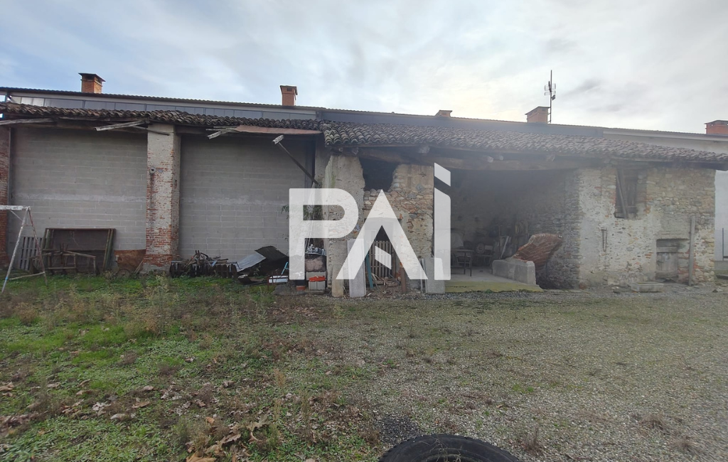 Casale indipendente con ampio terreno